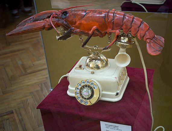 Кого Сальвадор Дали поместил на телефонную трубку на одной из своих скульптур?