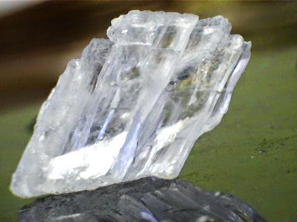 Какой минерал образует красивую прозрачную разновидность "марьино стекло"?