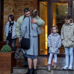 Фильм Держи меня за руку – краткое содержание, актеры и роли, рейтинг
